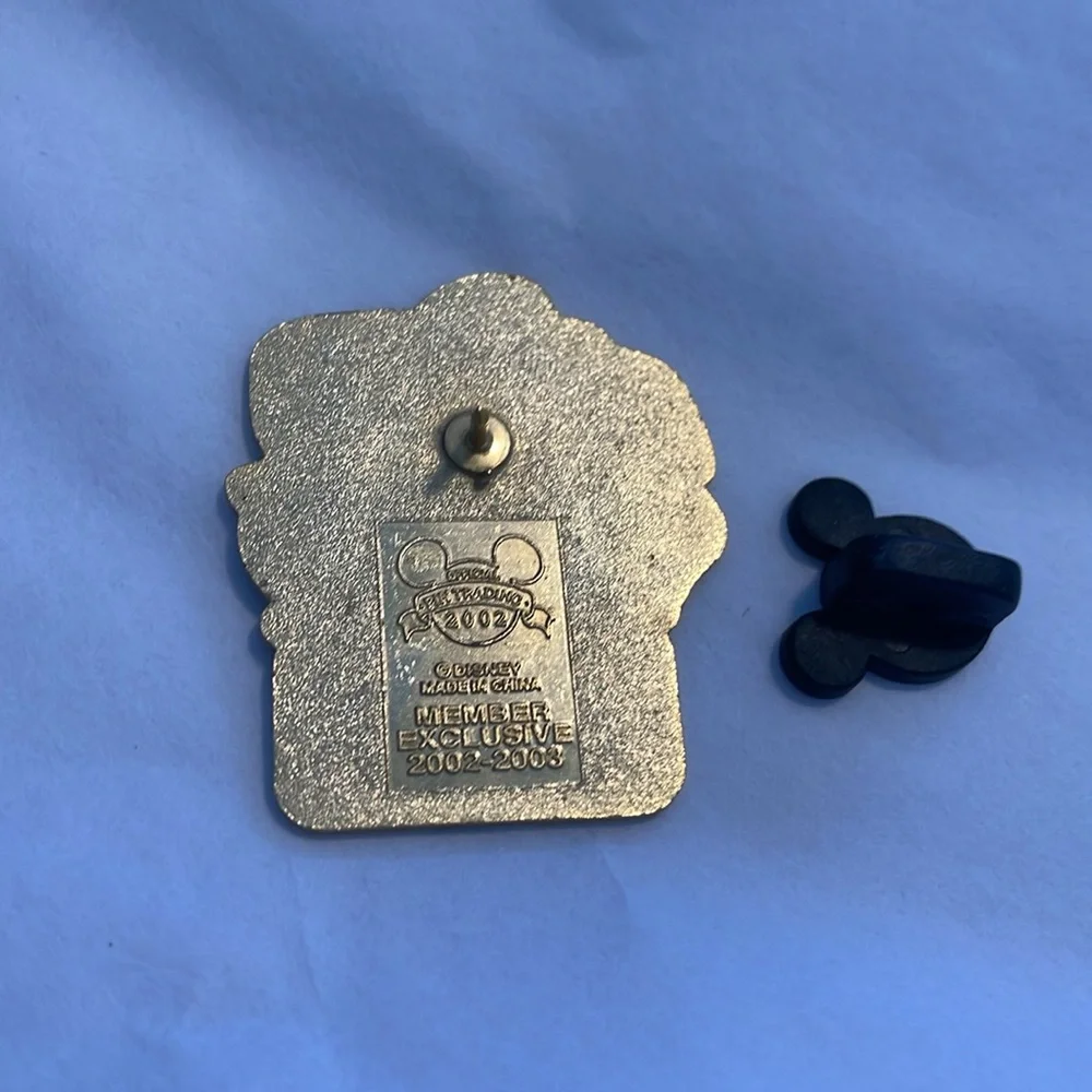 New! Disney Collectible Pin #16547 Disney’s Beach Club Villas, 2002